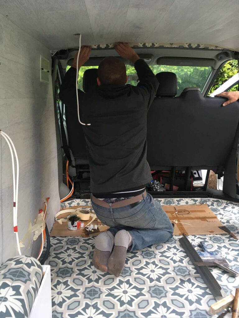 Anthony pendant l'aménagement du van