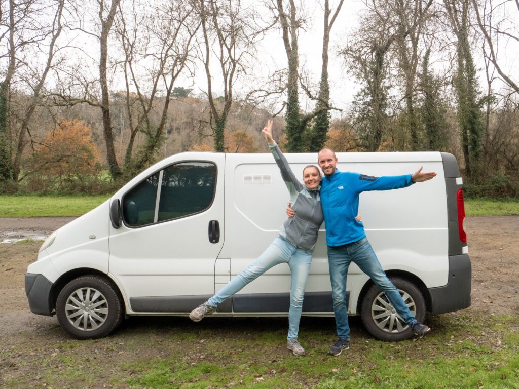 Deux personnes devant un van aménagé en France